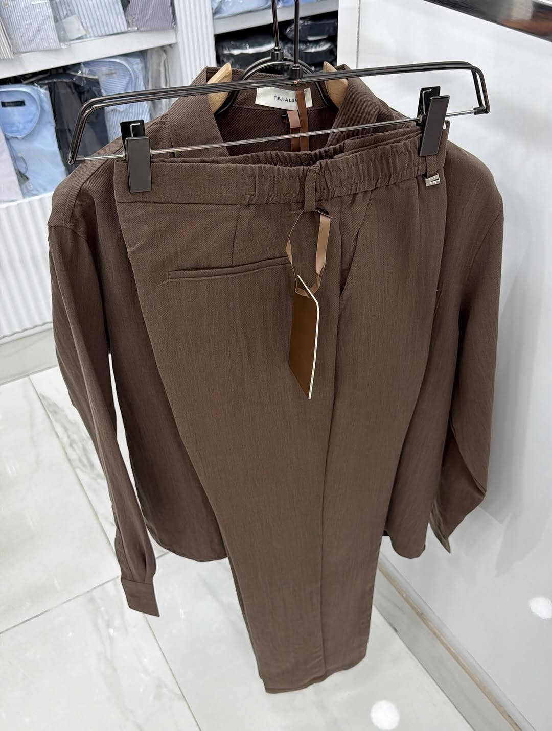 علق بـ تم لمعرفة السعر 🤎👋🏼
سوت صيفي بــ 3 الوان 
القياسات m L xl xxl 3xl
طول البنطرون من ١٠٠⁩

نص مكتوب في الصور:
- سوت عالمي ياشباب