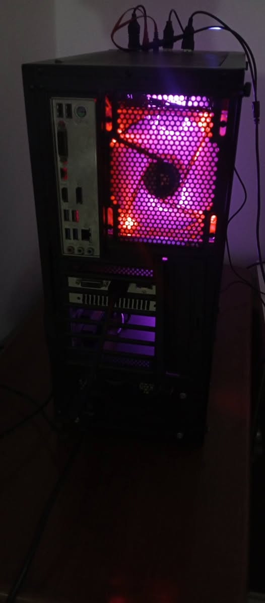 سلام عليكم تجميعه المواصفات 
i7 6700 
rx 580 8g 2048sp 
ssd 256
HDD 500
رامات 8gDDR4
ملاحظه التجميعه جانت تشتغل طبيعي على رامات 16 2*8  بس ضلت ما تعرض صوره بس على رام 8g 1*8 اتوقع منافذ الرامات المهم أنه ابيع على هل حال تشتغل طبيعي على رام 1*8 وانطيك الرام الثانيه 8g يعني يصيرن 16g 
الكيس 4فانات 3 شغالات و وحده بس الضوء شغال 
السعر 375 بي مجال  

رقمي *********** 

مكاني بصرة كرمة علي توصيل ماعندي
