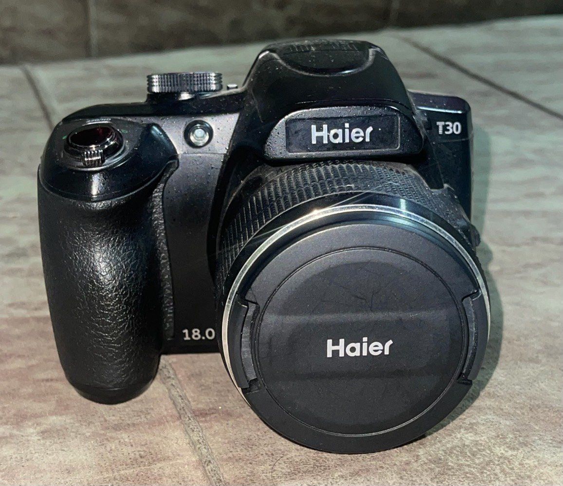 � للبيع كاميرا Haier DC-T30 — جديدة

كاميرا Haier DC-T30 جديدة ولم تُستخدم، بحالة ممتازة جداً، مناسبة للتصوير الفوتوغرافي والفيديو، وتتميز بالزوم البصري القوي وتصميم احترافي.

المواصفات:

* 📸 دقة 18 ميگابكسل
* 🔭 36× Optical Zoom
* 🎥 تصوير فيديو Full HD 1080p
* 🌀 مثبت بصري للصورة OIS
* 🖥️ شاشة 3 إنچ
* 👁️ منظار إلكتروني EVF
* ⚙️ أوضاع تصوير متعددة مع تحكم يدوي
* 🌙 ISO يصل إلى 12800
* ⚡ فلاش مدمج
* 🔍 عدسة بمدى يعادل تقريباً 22.5–810mm
* 💾 تدعم بطاقة ذاكرة
* 🔌 USB + HDMI

الموديل: Haier DC-T30
الحالة: ⭐ جديدة — لم تُستخدم
البيع: للجادين فقط سعرها 150 بيها مجال حك الجيه 
♥️ مكاني الجباسي حي البتول قرب مدرسة المنذريه يعني قريب على جامع بيت ابو خمسين