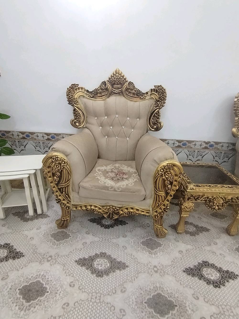 تخم ملكي خشب اصلي استعمال قليل جدًا يجي عشر مقاعد و تلث طبلات ثگال وحده كبيره و اثنين صغار السعر 600,000 الف دينار عراقي وبي مجال ***********