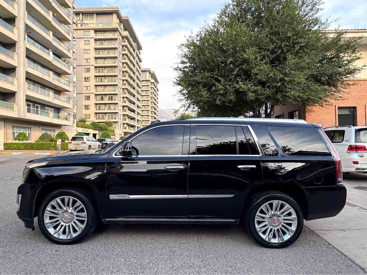 Cadillac Escalade 2016 💎
كديلاك اسكاليد 2015 پلاتينيوم فول فول مواصفات صفر شركة المنصور ✅
(299)💰🔥

مواصفات ( فتحة - صدوك شفط - شاشة بل سگف- كشنات تدفئة تبريد - دوسة كهرباء . بيعد هواي مواصفاتً لالخير .......) 

محرك گير شرط سنة مكفولات ..✅
بيها شبر رش باب سايق بدون فتح بدونً كلشي ..✅

سنوية ارقام دولي جديد + كتاب تضليل سنة ✅

مكان سليمانية ✅

سعر (299💰) 

 ☎️***********☎️
واتس اب ☎️***********☎️ السليمانية, العراق
