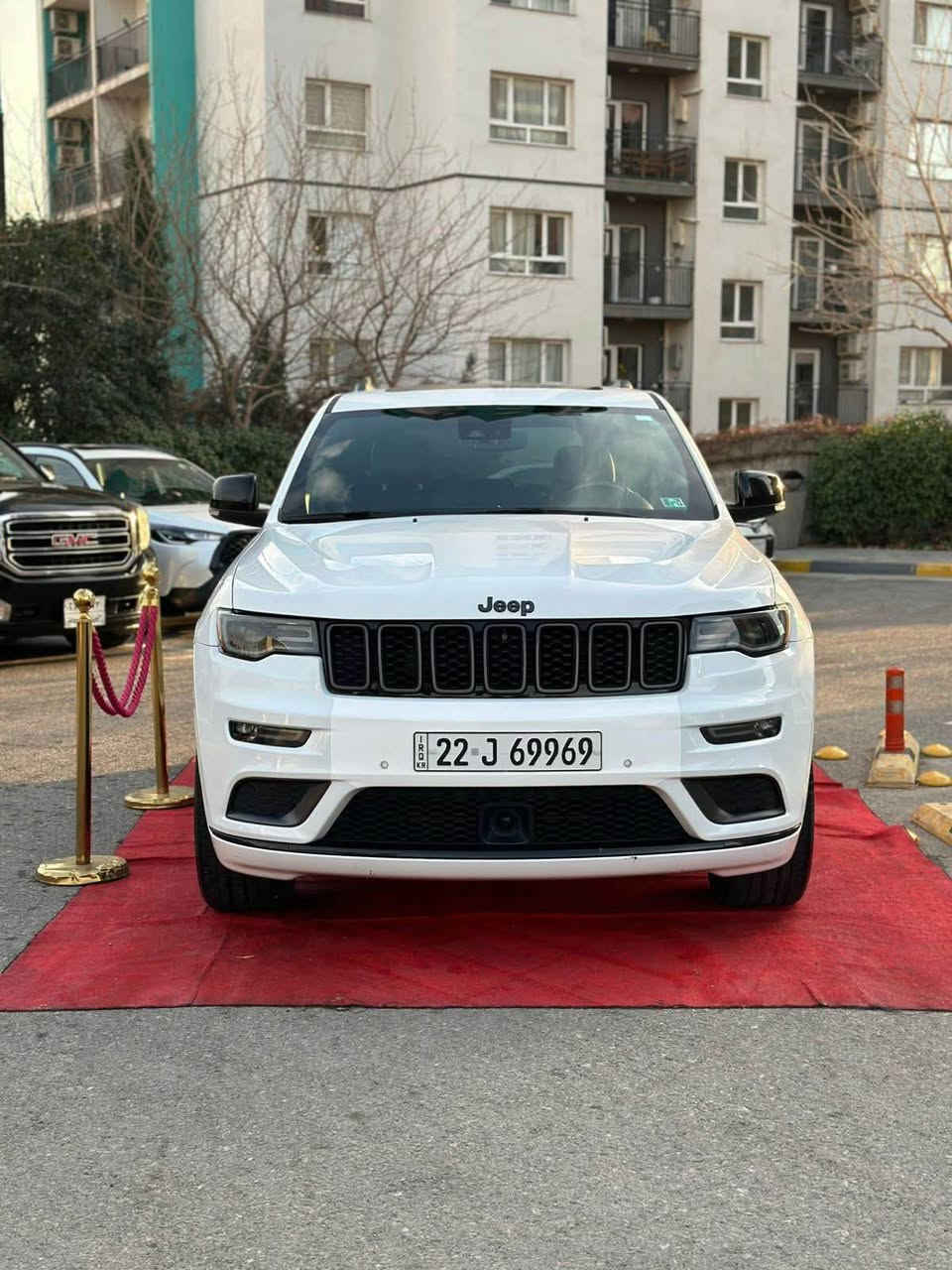 ئۆتۆمبێلی جێب گراند چێرۆکی (Limited X) مۆدێل ٢٠١٩ بۆ فرۆشتن:
تایبەتمەندییە سەرەکییەکان (Specifications):
 مۆدێل: 2019
 جۆر / : Limited X (دیزاینی سپۆڕت هاوشێوەی SRT)
 بزوێنەر: 3.6L Pentastar V6 
 گێڕ: تۆماتیک ٨ خێرایی (8-speed Automatic)
 سیستەمی پاڵنەر: دەبڵ ئەکسل (4x4 / 4WD) بە چەندین دۆخی لێخوڕین (سیستەمی Selec-Terrain: بەفر، قوڕ، لـم، ئۆتۆ)
مواسەفات و تایبەتمەندییە ناوخۆیی و دەرەکییەکان:
 بۆنیتی سپۆڕت و کراوەی هاوشێوەی SRT بە دوو هەواکێشەوە
 ویلی قەبارە گەورەی ٢٠ ئینجی سپۆڕت (ڕەنگی تاریک)
 پانۆرامای تەواو (Panoramic Dual-Pane Sunroof)
ئۆتۆ پارک و ڕادار گەورە
 سوکان چەرم، هیتر و تەحەکوم تەواو لەسەر سوکان
 شاشەی گەورەی 8.4 ئینج بە سیستەمی Uconnect بە پشتگیری تەواوی Apple CarPlay و Android Auto

 سندوق کارەبایی (جاک) / شەغال (دووربەست) بە کۆنتڕۆڵ
 کامێرای دواوە لەگەڵ حەساسی پێش و پاش (ParkSense) بە سیستەمی وەستانی ئۆتۆماتیکی
 سیستەمی خاڵی کوێر (Blind Spot Monitoring) و ئاگادارکردنەوە و برێکی تۆماتیکی ترافیکی پشتەوە (Rear Cross Path Detection)
 لایتەکانی پێشەوە و دوای Bi-Xenon و LED ڕۆژ
زانیارییە کاتییەکان کە پێویستە خۆت پڕیان بکەیتەوە:
 ڕۆیشتوو (٥٨.٠٠٠ / میل)
 
 بۆیاغ و دەعم: [سنوقی گۆراوە و ٢ بست بۆیاغی هەیە]
 شوێن: [سلێمانی]
 نرخ: [285$]
 ژمارەی پەیوەندی: [***********
***********] السليمانية, العراق

نص مكتوب في الصور:
- BidFax.info