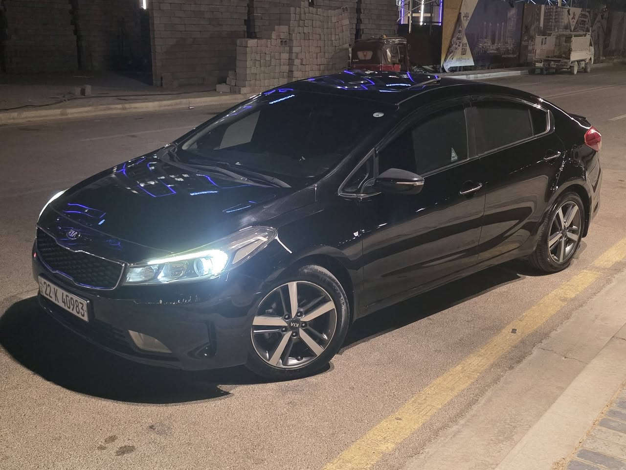 بسعر مناسب جدا 🚗 كيا سيراتو 2017 VIP خليجي للبيع
مواصفات السيارة:
موديل 2017 – فئة VIP(إيراني) 
(فول مواصفات وكالة)
محرك 2000 سي سي مع وضعية Sport
رقم أربيل الجديد باسمي 
بصمة تشغيل وبصمة للأبواب والصندوق
فتحة سقف (Sunroof)
تبريد أمامي وخلفي
مقاعد جلد
كرسي السائق كهربائي مع حفظ الوضعيات
تدفئة وتبريد للمقاعد الأمامية
تدفئة للمقاعد الخلفية
تدفئة للمقود
شفتات خلف المقود
تحكم كامل بالمقود
ثلاث وضعيات قيادة: Eco / Normal / Sport
10 وسائد هوائية
إنارة زينون أمامية مع LED نهاري وخلفي
حساسات أمامية وخلفية
كاميرا خلفية
نظام النقطة العمياء (Blind Spot)
تنبيه حركة المرور الخلفية عند الرجوع
نظام الثبات الإلكتروني (ABS + EBD + مانع الانزلاق)
حساسات ضغط الإطارات
نظام الترحيب عند الاقتراب من السيارة
شاشة معلومات وكشف أعطال
السيارة نظيفة وجاهزة.
للتواصل ☎️ 
***********
