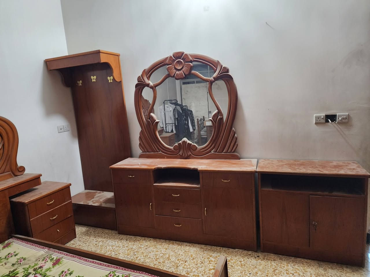 غرافة صاج داخل خارج كنتور ٦ بيبان  و ملحق 
الغرفة نضيفة 
السعر ٩٠٠ و بيهة مجال
*********** واتساب
