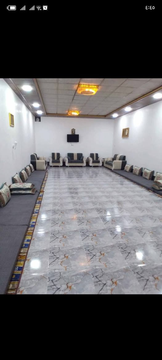 السلام عليكم بيع مستعجل دار للبيع في حي المعلمين قرب الحجريه مساحه الدار ٤٥٠ دار ماشي معامله طابو يتكون الطابق الأول من ديوان وهول ومطبخ وغرفتين وصحيات داخليه صبه ناعمه والطابق الثاني مصبوب نقص سطار بناء حديث السعر ٨٠ ويرهم تنطي ٥٠ وباقي اقساط للاستفسار على رقم ***********
