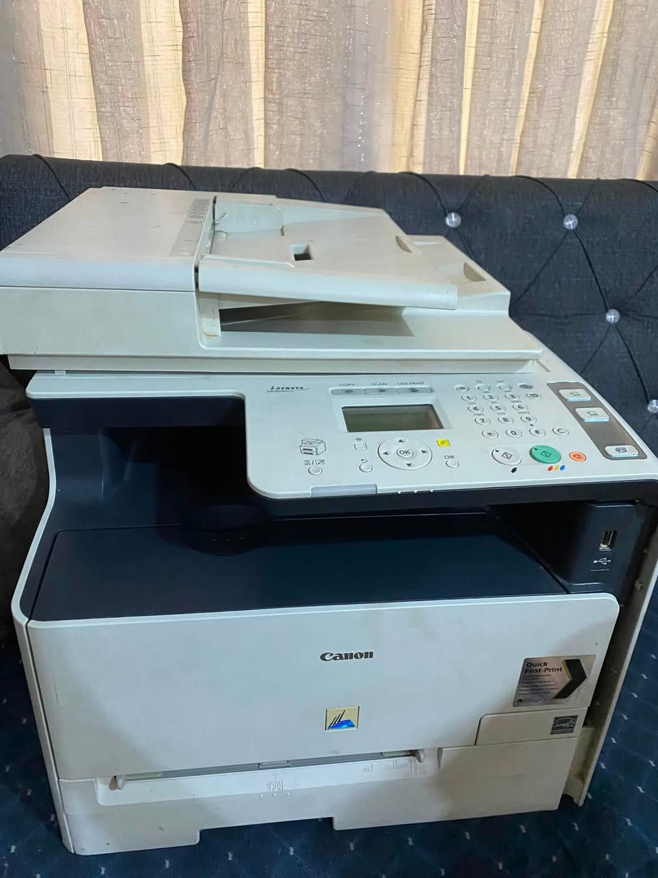 🖨️ الطباعة: أبيض وأسود فقط، ليزر.
* ⚡ السرعة: حوالي 22 صفحة بالدقيقة.
* 📄 الحجم: حتى A4.
* 🔄 طباعة وجهين تلقائية (Duplex).
* 📑 ماسح ضوئي: ملون، دقة بصرية 600×1200 dpi.
* 📚 ADF: تغذية تلقائية للمستندات، وتدعم النسخ/المسح المتعدد.
* 📠 فاكس مدمج.
* 🔌 USB + شبكة Ethernet (LAN).
* ❌ لا يوجد Wi-Fi مدمج؛ لذلك لا تتصل بالموبايل مباشرة عبر الواي فاي. 
* 🗃️ درج الورق حوالي 250 ورقة.
* 🧴 التونر الأسود البديل يعطي تقريبًا 2,000 صفحة.
*********** واتساب
