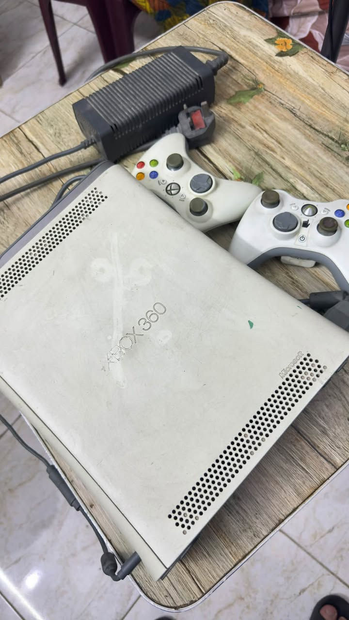 اكس بوكس 360 بي مشكله بسيطه الباب مال اقراص متفتح اله من جهاز وويا 70 قرص تقريبا يده وحده شغاله الثانيه ماعرف فحم  سعره 75 مكاني بغداد حي الجامعه ***********
