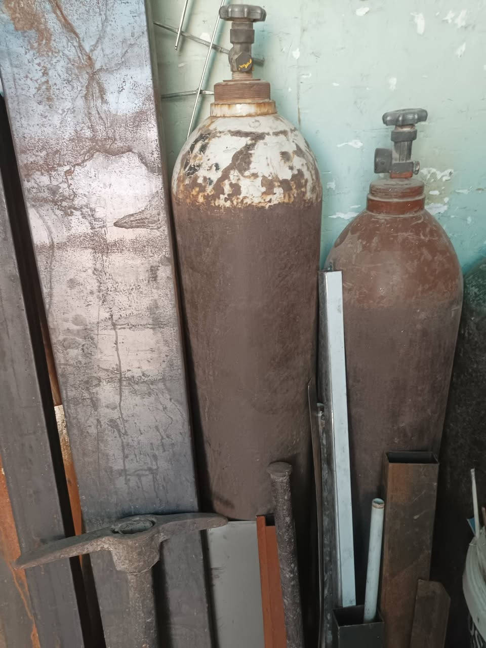 ابطال اوكسجين للبيع عدد 2 السعر 275الف وبيهن مجال مكان بغداد للاتصال ***********
