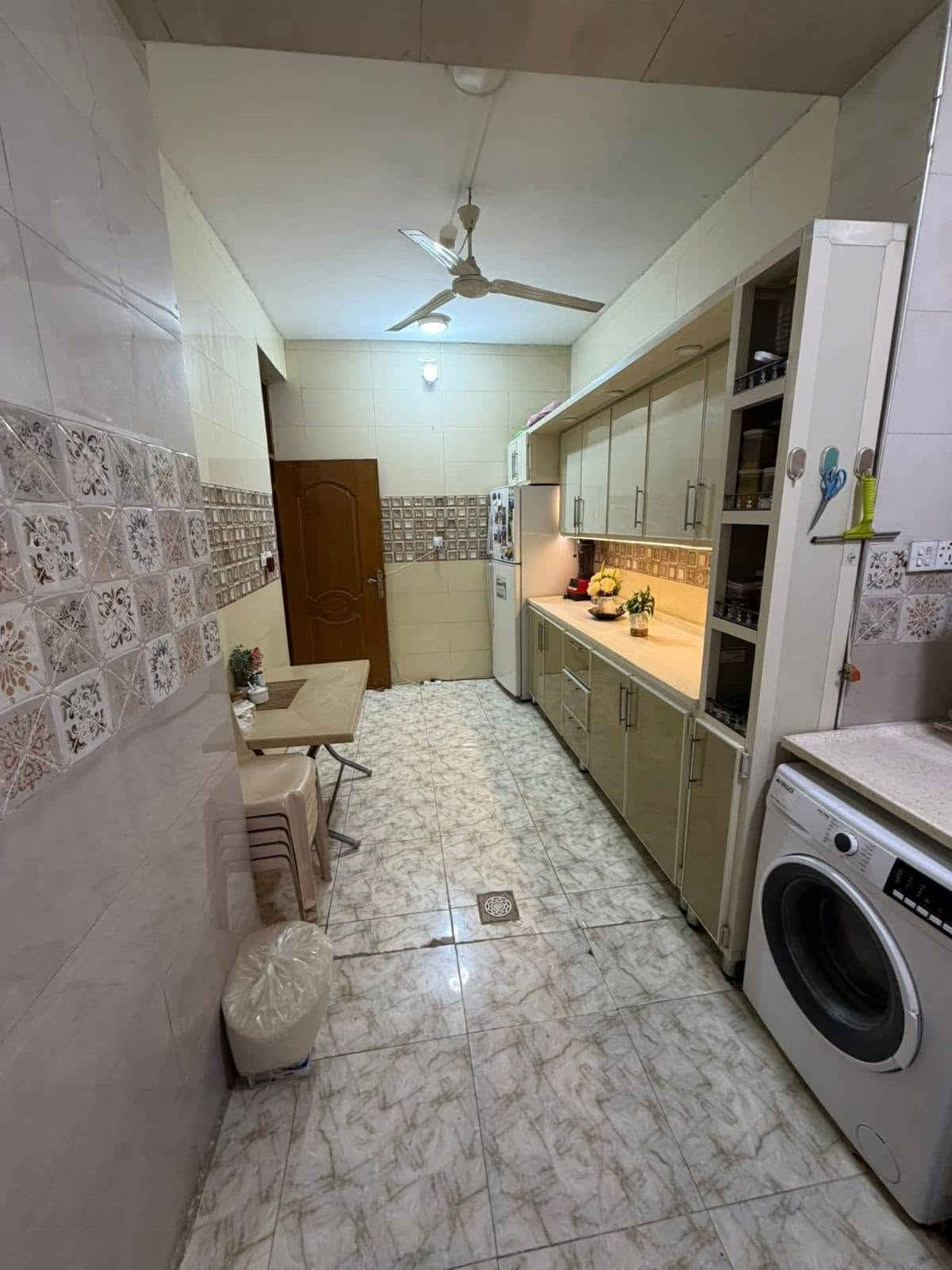 بيت للبيع في الكرامه على اليهوديه للبيع بناء حديث مع محلات المساحه 163 واقع حال 165 واجهه 11 متر طابو زراعي مكون من هول وغرفه ومطبخ وصحيات عدد 3 ومناور عدد 2 و4 غرف نوم طابقين سنتر على اليهوديه الواجهه مع المحلات 18 ونص
#للاستفسار_***********
