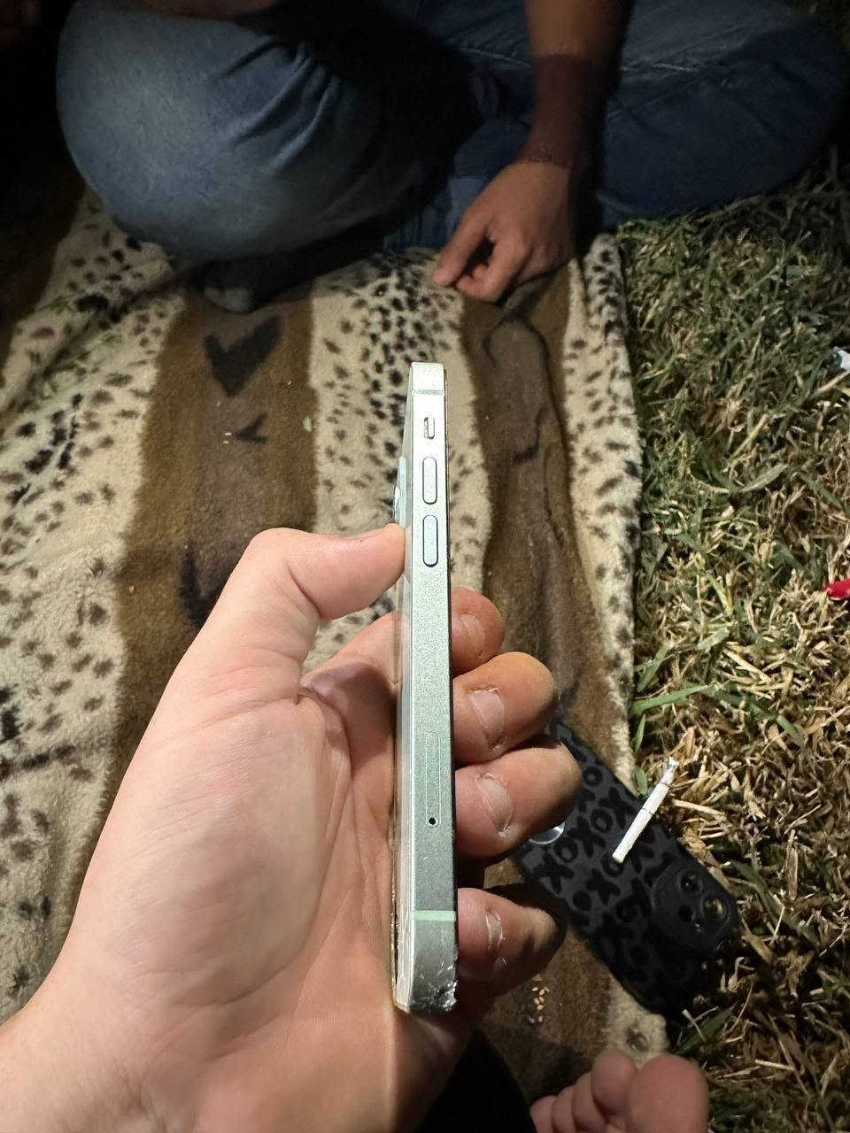 للبيع: آيفون 12 ميني (iPhone 12 Mini)
الذاكرة: 128 جيجابايت
نسبة البطارية: 77% (أصلية)
بصمة الوجه (Face ID): شغالة 100% وبدون أي مشاكل
الحالة والملاحظات:
الظهر مكسور.
الشاشة مستبدلة 
الكاميرا بها مشكلة 
باقي وظائف الجهاز (اتصالات، واي فاي، تصفح، تطبيقات) شغالة بشكل ممتاز.
السعر : 200 ألف دينار (وبي مجال للجادين)
المكان: كربلاء
للتواصل: *********** (واتساب / اتصال)
