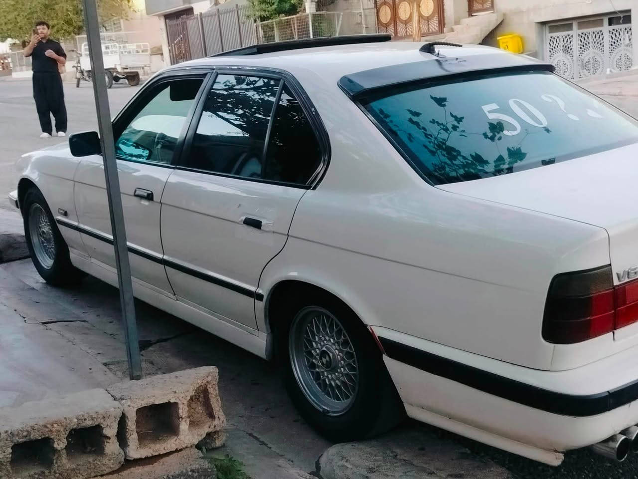 سه راتا به ناوخوا BWMبؤفرؤشتن
مؤديل ١٩٩٥فول 
فه قات گيرعادي بيلاد٥٢٥بيلاد
كود هه يه 
سعري خوار هه موو بازار ٢٣گه لا مه جال

نص مكتوب في الصور:
- 50