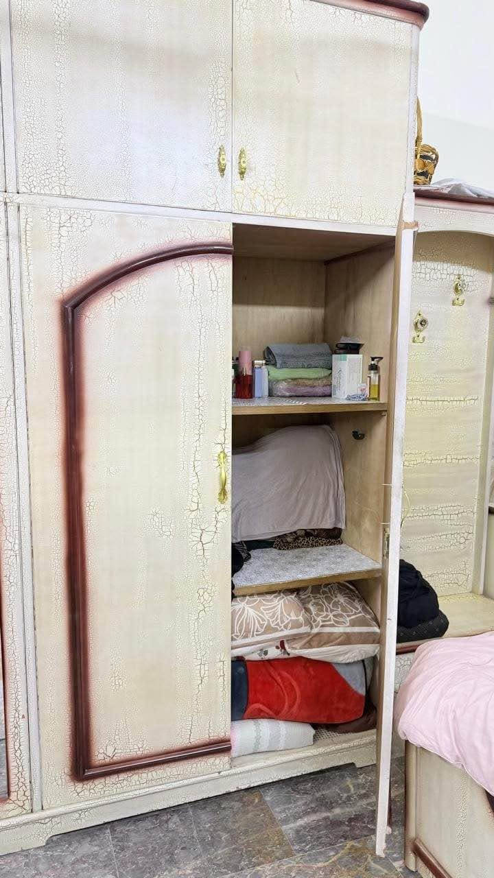 غرفة نوم صناعة عراقية درجة اولة 
الغرفة موضحة كدامكم بالصورة قطعهة نضيفة وما متعوبة ابد 
بس مرايتهة مفطرة 
السعر 575 الف والشراي يشلع عيوني 
***********
***********
تواصل واتساب بغداد, العراق

