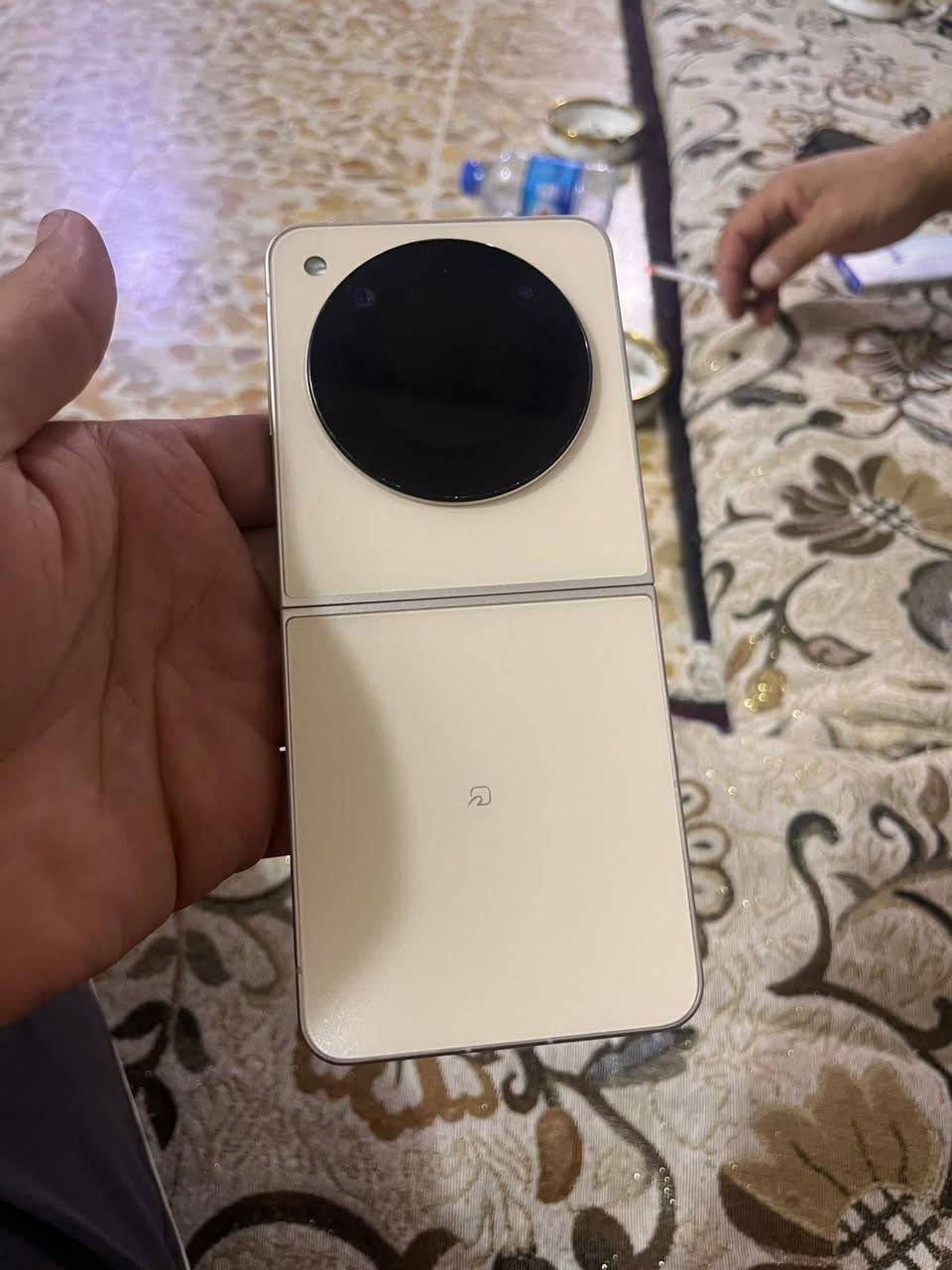 ---
*للبيـــــع 📱*
*ZTE Libero Flip 5G - جهاز فولد نادر*

*السعر: 330الف 
قابل للتفاوض البسيط للشراي الصدگ

*حالة الجهاز:* 
مستعمل نضيف 10/10 - بدون شخط ولا كسر - كلشي شغال 100%

*المواصفات:*
- *الشاشة*: 6.9" فولد AMOLED 120Hz + شاشة خارجية دائرية 1.43"
- *المعالج*: Snapdragon 7 Gen 1 يدعم 5G
- *الرام والذاكرة*: 6GB RAM / 128GB
- *الكاميرا*: 50MP خلفية + 16MP امامية تصوير 4K
- *البطارية*: 4310mAh شحن سريع 33W
- *مميزات*: بصمة جانبية - شريحتين - يشغل يوتيوب وتيك توك نص ونص

*الموقع*: الموصل
*المرفقات*: الجهاز فقط

ملاحظة: سعره جديد 750 ألف وفوك. هذا ارخص فولد بالسوق حالياً

للاستفسار راسلني خاص او واتساب: [***********

#موبايلات_الموصل #ZTE #فولد #للبيع
---
