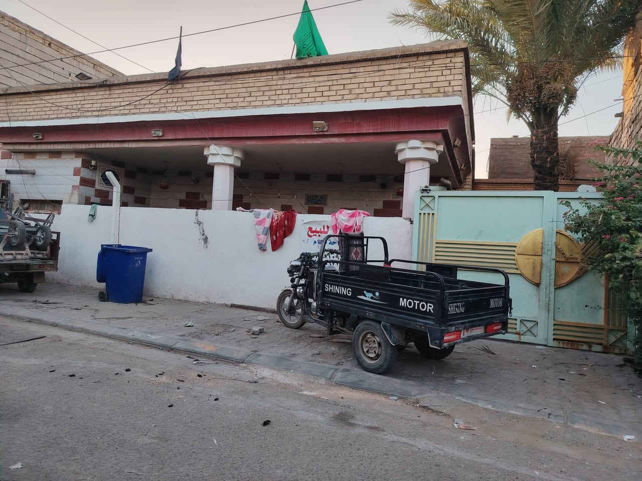 سلام عليكم بيت للبيع في حي العامل المنطقة السابعه مقابل أسواق التفاحة مساحة البيت ٢٤٠ متر واجهة البيت ١٤ متر ونص السعر ١٨٥      للتواصل***********
