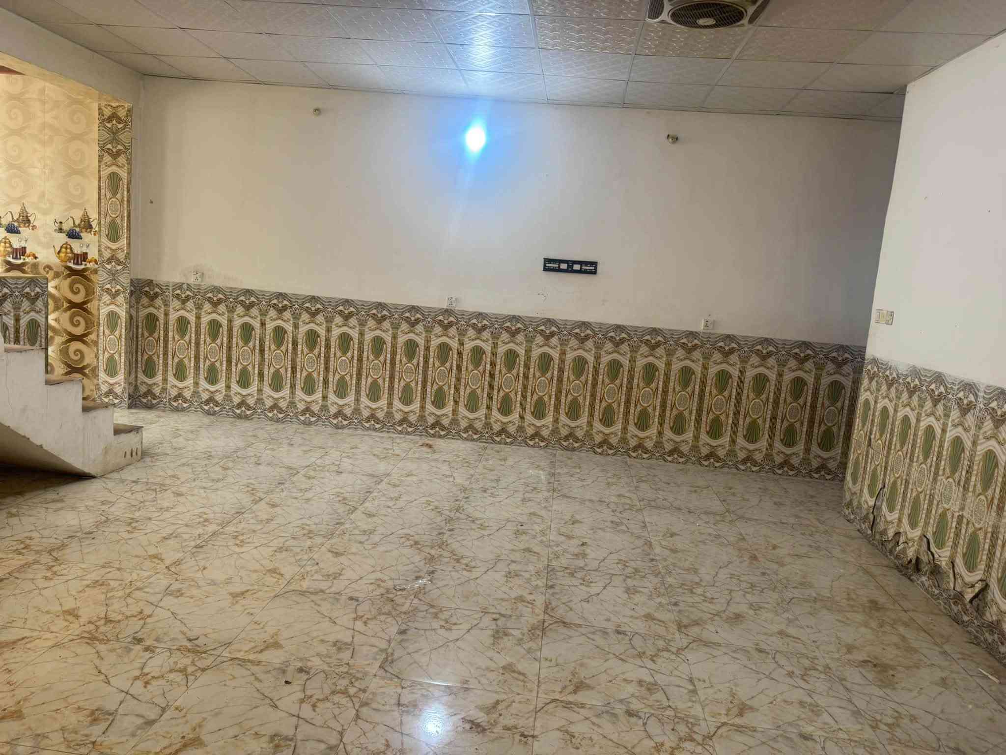بيت للإيجار ٢٠٠ متر مجمع بيتي الثاني طابق واحد يتكون من غرفة نوم وصالة صالة ومطبخ واستقبال وحديقه سعر الايجار ٣٢٥ شامل اجور الماء والكهرباء اتصال ***********
