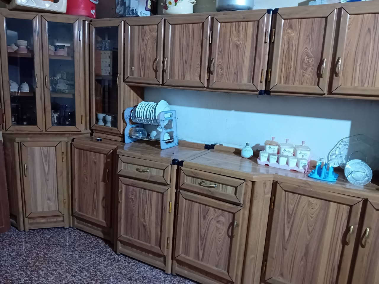 السلام عليكم كاونتر و ميز بلازما كاونتر كامل هوة وقطعة السنك نضيف حيل العنوان الحفرية ***********
