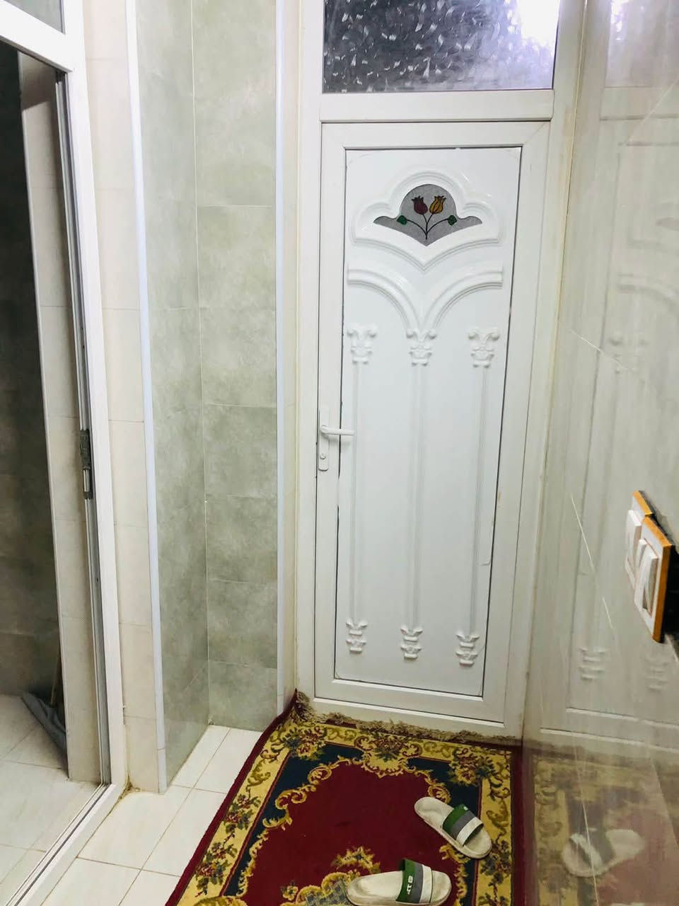دار للبيع مع مشتمل السعر 160 زراعي ضمن عقود 25 

الدار يحتوي ع 2 غرفة نوم وصالة جبيرة ومطبخ واستقبال كبير+ حمام ضيوف 
و سويت حمامات خاص بالدار 
والمشتمل : 
يحتوي ع غرفة نوم وصالة من ضمنها المطبخ وسويت حمامات المساحة 600 متر بغداد جسر ديالى مابين الكرغولية والقرية النفطية
🛑ملاحظه البيت مع الاثاث كامل ينباع 
واتساب فقط ***********
