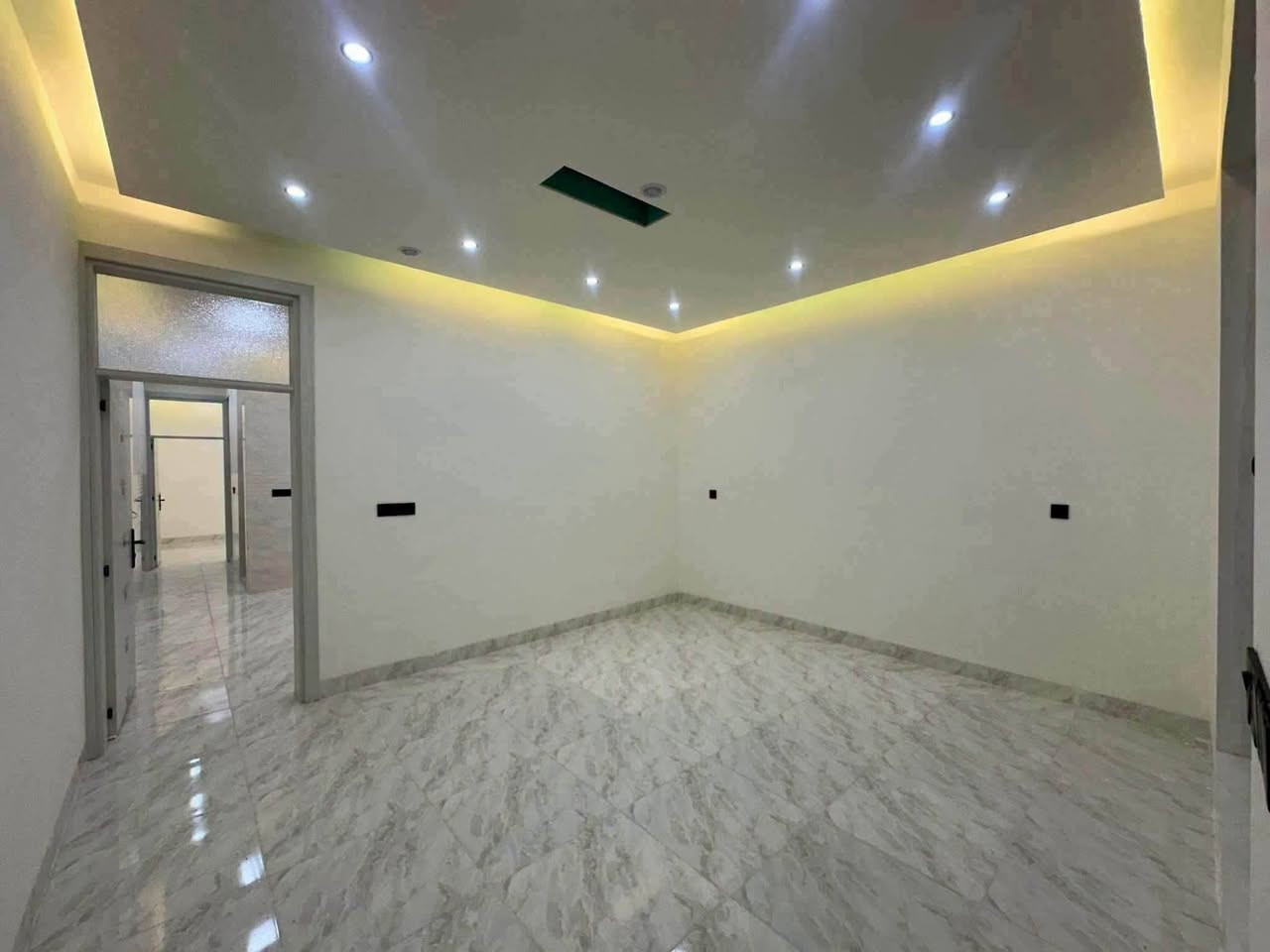دار للبيع 100 متر طابو صرف 
موقع كركوك حي الاسرى قرب مسجد قباء
طابق اونص 
يحتوي على غرفتين نوم ودرج خارجي وبناء حديث فول مواصفات
موقع حي الاسرى قرب مسجد قباء 
السعر 105 مع المجال 
***********
مكتب سما كركوك
