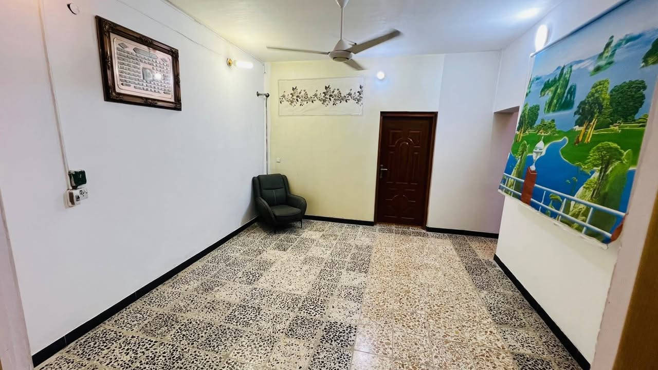🏡 للبيع – بيت طابو صرف
📍 الموقع: نهاية شارع الحبوبي، خلف مدرسة آمنة الابتدائية

📐 المساحة: 115 متر

✨ المواصفات:

• طابقين – بناء جديد (كونكريت مسلح)

🔹 الطابق الأول:

استقبال + صالة + مطبخ + غرفة نوم + صحيات

🔹 الطابق الثاني:

3 غرف نوم + صالة + صحيات

بيت متكامل بموقع مميز وقريب من الخدمات، مناسب للسكن العائلي لاستفسار واتساب ***********
