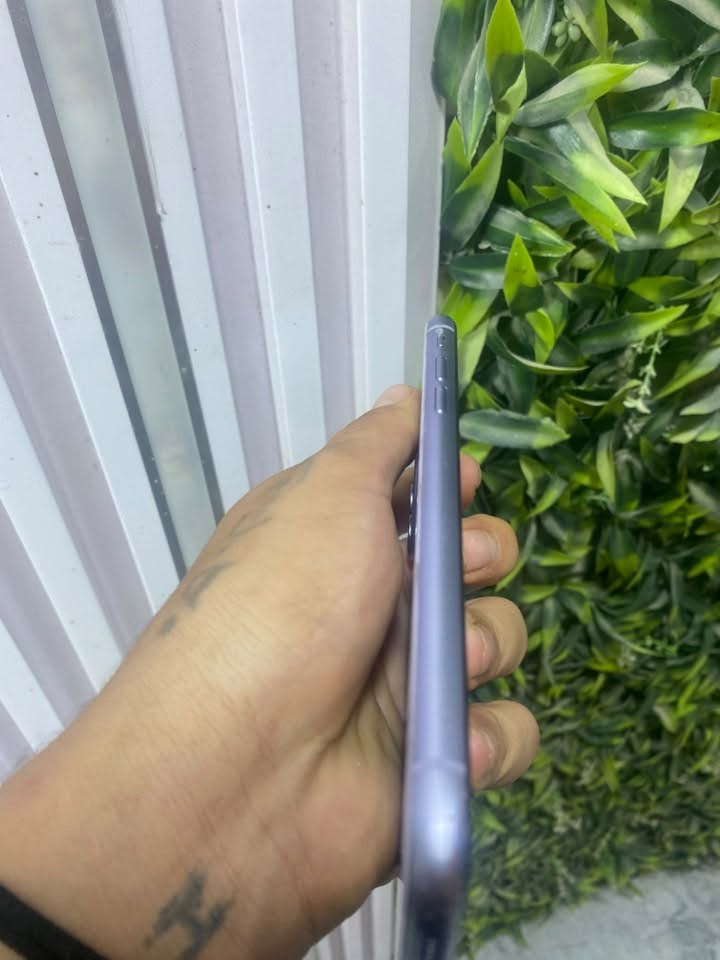 آيفون ١١ ١٢٨ • بنفجي • ظهر مكسور