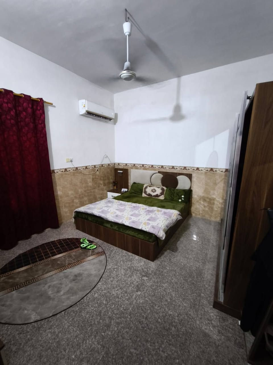 السلام عليكم يعلن مكتب علي الجاروش للعقارات عن وجود دار للبيع
📌دار طابو زراعي سند25 تحويل مباشر باسم المشتري 
📌موقع حي المرتضى شارع السكلات 
📌مساحه ٢٠٠م 
📌يحتوي عل غرف عدد ٢ 
📌صاله 
📌استقبال 
📌مطبخ 
📌مجمعات صحيه عدد ٢ 
📌كراج
📌 طابوك مسلح 
📌سعر مناسب ٦٥ بي مجال 
💥 للاستفسار مراجعه مكتب علي الجاروش حي معلمين قرب جامع محمد الجواد قرب قاعه الماستر
📞 ***********
📞 ***********

