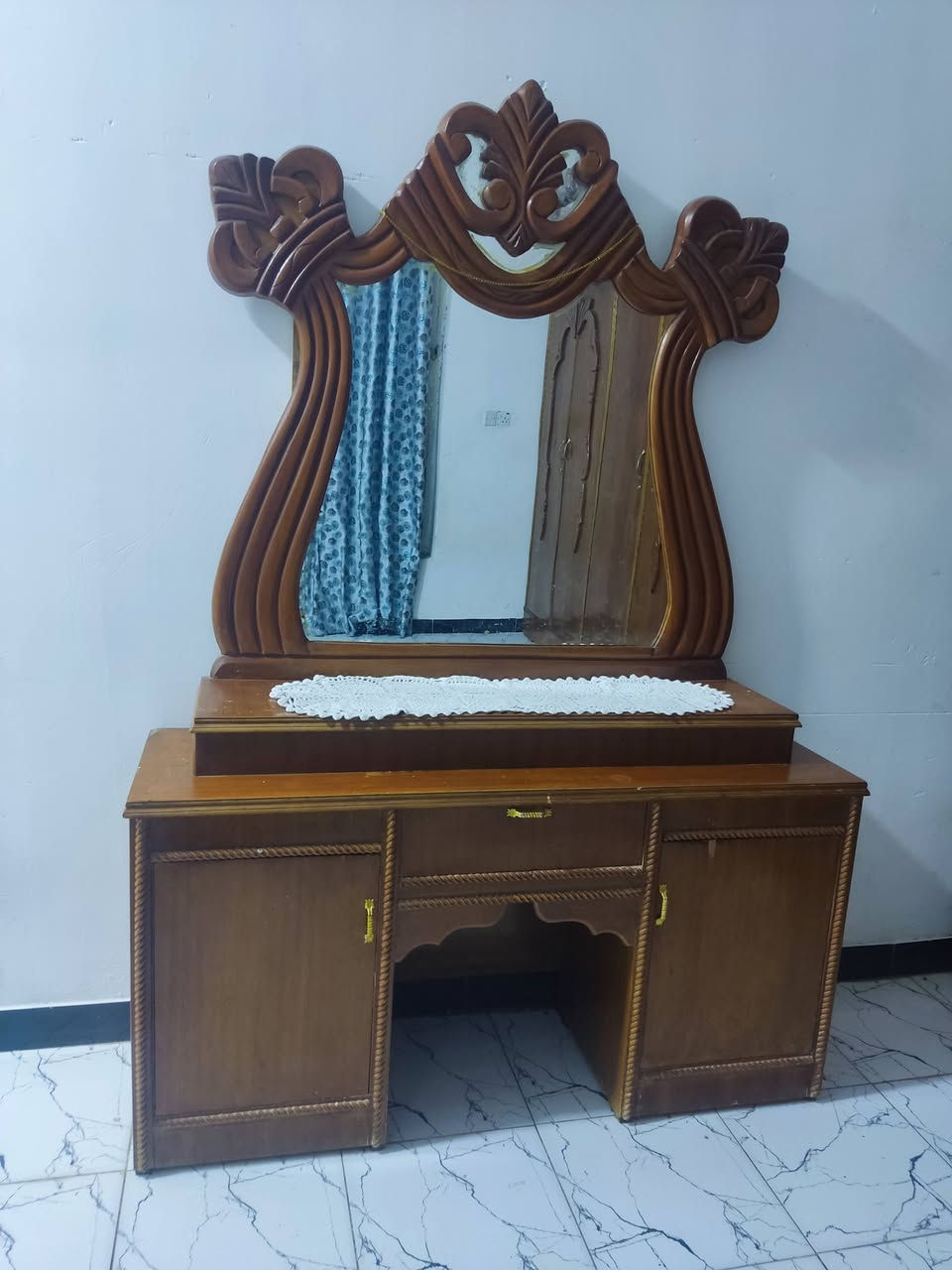 @إشارة 
سلام عليكم 
ملحقات غرفه للبيع 
السعر 200 وبيه مجال قليل 
عنوان زين القوس  شارع المله 
الرقم ***********
