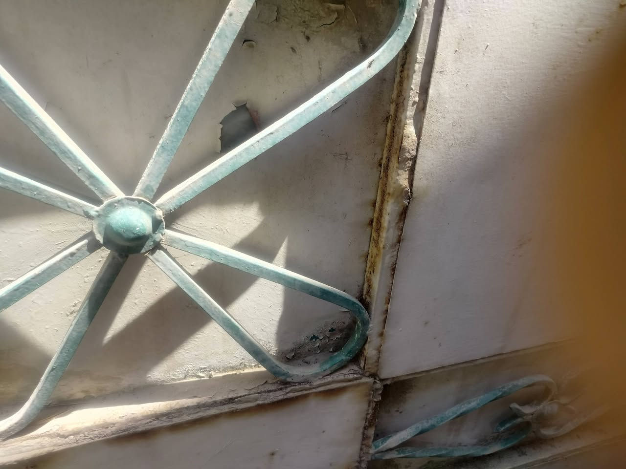 يوجد باب رئيسي حديد ثلاثة امتار نظيف حديد ثقيل ***********
