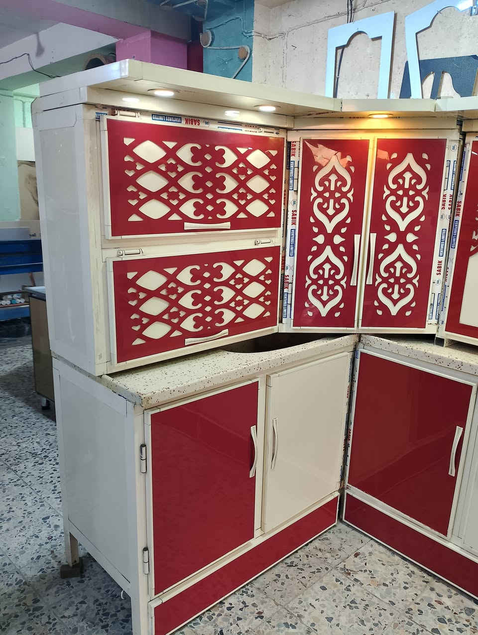 سلام عليكم كاونتر 3متر في 2 مرمر مستعمل 4 أشهر نضيف جداً 5قطع السعر 650 تصل *********** أو *********** حي العسكري العابد مقابل مستوصف
