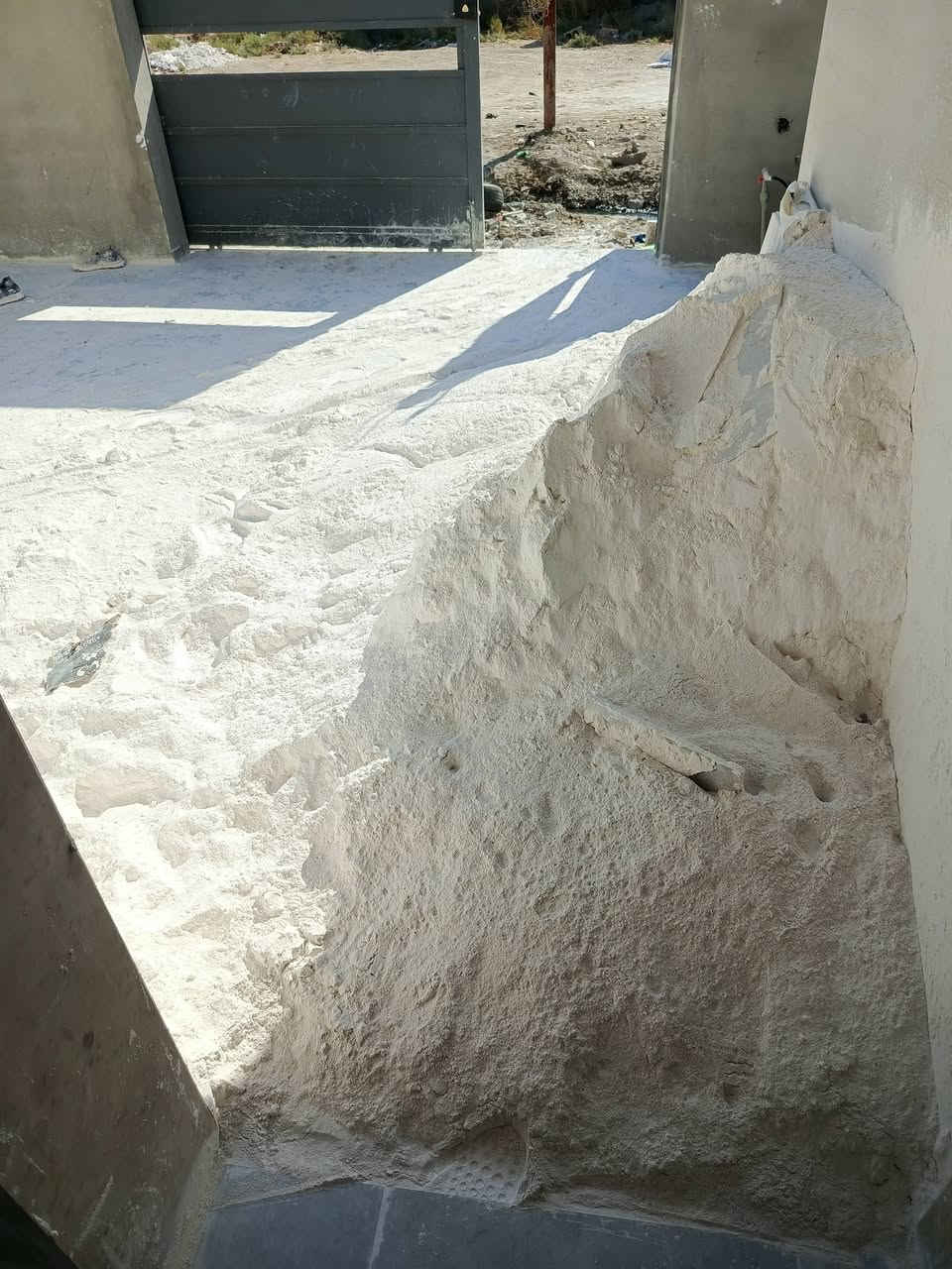 عندي هذا الجص للبيع يطلع تقريباً مترين ونص أقل للبيع 
*********** مكاني  كراج بغداد
