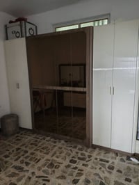 توجد اغراض منزليه مستعمله نظيفه جدا ميز طعام 5 مقاعد تركي زجاجي 75 الف...