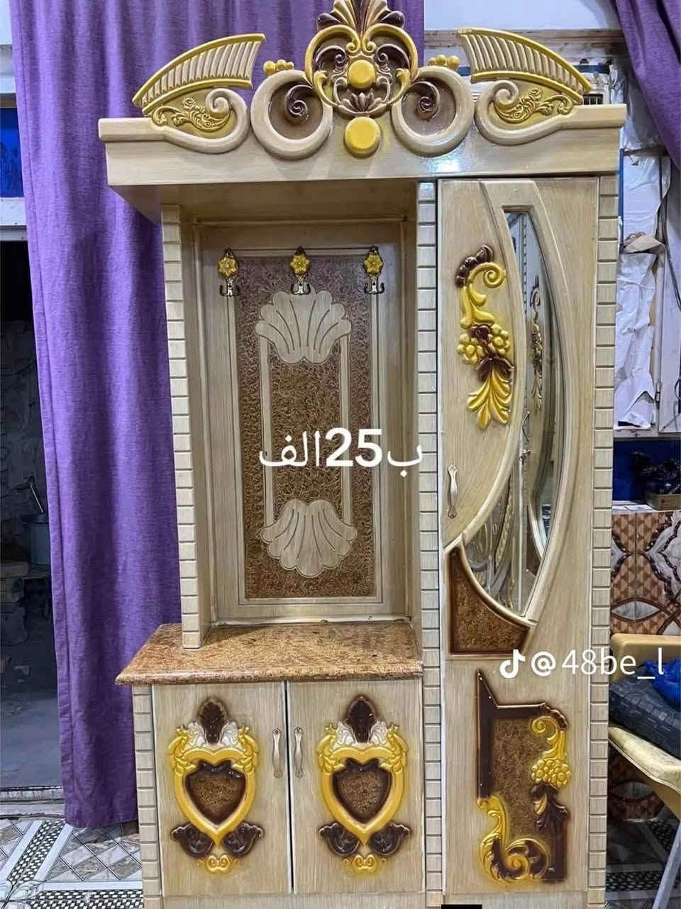 أثاث لبيع شخص محتاج حيل عنده مريض بحاجه الا عمليه مستعجله مامتواجد عل فيس فقط اتصال  الرمادي جزيره***********

نص مكتوب في الصور:
- ب 35 الف
- @48be_l
- ب 50 الف
- ب 25 الف
- ب 40 الف
- 30 الف ر