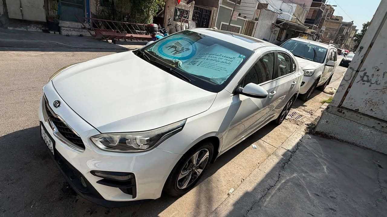 السلام عليكم
سيراتو 2020للبيع 1.6دكشن عالي فول عده البصمه
السياره ماشيه 90الف السياره حلوه ونضيفه 
السعر 150وبيها مجال 
بيها بارد اشويه بل باب فقط والباقي مكفوله كفاله عامة
***********
