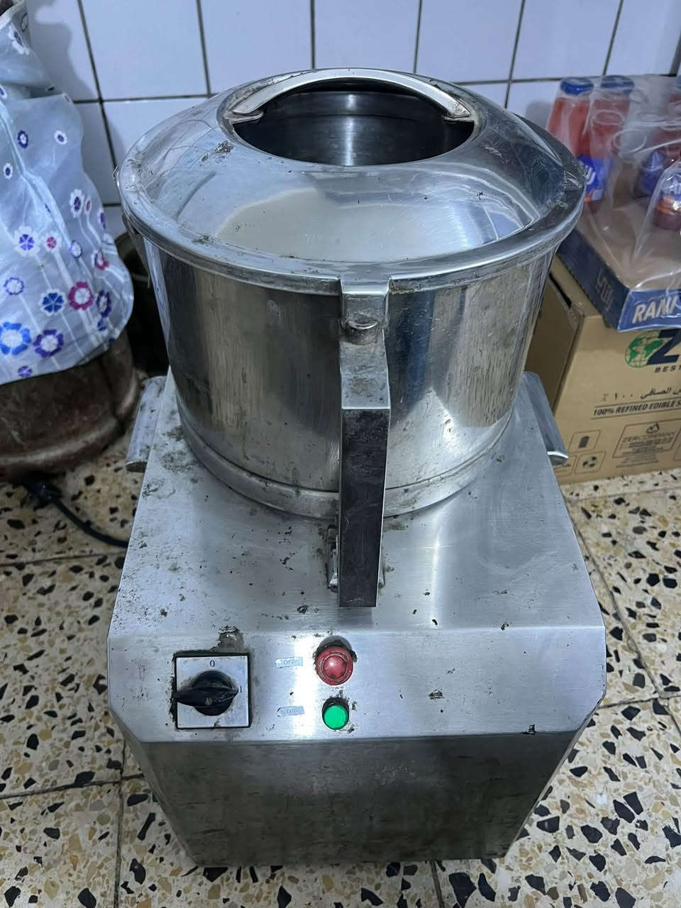 خلاط universal fritter
خلاط حمص بطحينه او صلصات او غيرهة صناعيه 

السعه 8 لتر
القدره الكهربائيه 2.5 كيلو واط
الوزن 56 كيلو 
نوعيه ممتازه لا بيهة عطل ولا داخله تصليح بعدهة عله حالت الوكاله 
للبيع المكان حي الجهاد 
***********
