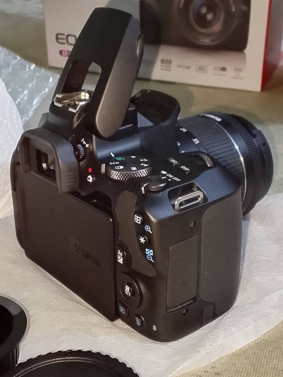 السلام عليكم
للبيع كاميرا Canon 250d غنية عن التعريف كلهة تعرفة افضل كاميرا مقابل سعر
الكاميرا اخت الجديد فقط اوبن بوكس استعمال خفيف جدا جدا 
النضافة ١٠٠٪
مثل ما وضح بل صور وفيديو 
الكاميرا والعدسة والحزام الكاميرا والشاحنه كاملة والكتلوكات
وايضا أبيعك وياهة
فلتر حماية للعدسة
ولزگة حماية للكاميرا 
وحماية للكاميرا جلاتين اسود
وجنطة وحزامهة حلوة
ورام ١٢٨ من Lexar سريع جدا غني عن التعريف 
وتحويلة للتلفون أو الحاسبة ومدخل رام
مثل ما موجود جوة شوف بعينك وشرط الفحص وانطيك ضمان
مواصفات الكاميرا قوية جداً 
4K
60fps
24M
AF 
الشاشة لمس قلاب تدعم الواي فاي والبلوتوث 
السعر كامل مع جميع الملحقات 950 الف 
مكاني كربلاء المقدسة للتواصل فقط واتساب أو اتصال 
***********
وشكرا ❤️🌹
