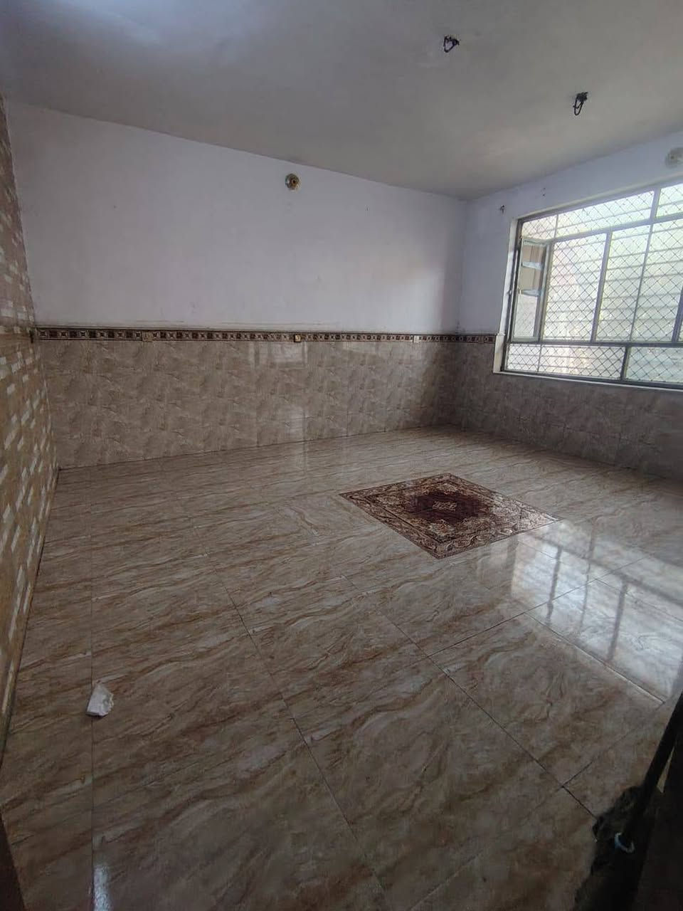 السلام عليكم  بيت 150 متر طابق واحد 
1 غرفة نوم و استقبال و حولي مطبخ كل غرف 7×7
حمام و  حديقاة 
كاشي و سرامييك  خدمات البيت 1 تانكي 2 ماطور 3 كيزر 

البيت كامل يعني جيب غراضك و كعد 

مكان البيت بغداد الزعفرانيه  قرب حسينيت المام المهدي 
شار سكلت ابو سعد المالكي 

الستفسار اكثر اتصل وبيك خير وتدلل  ***********

