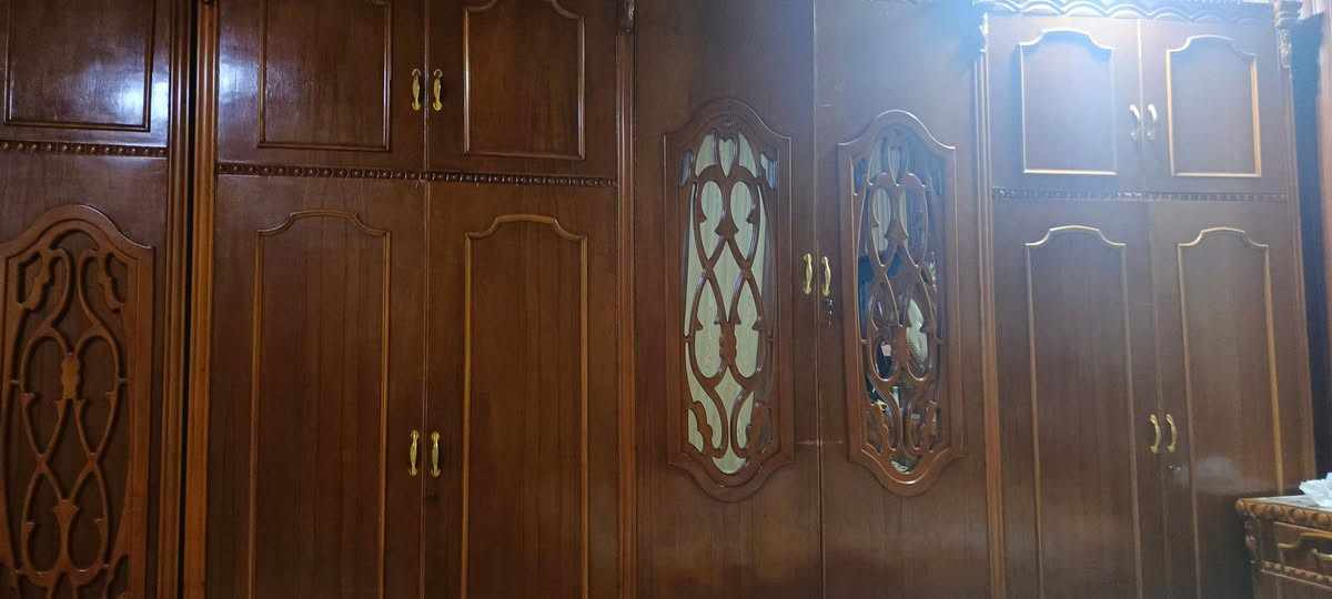 سلام عليكم غرفه اخشاب للبيع  نضيفه حيل السعر مليون وبيها مجال بسيط التواصل علئ الرقم ‏‪***********‬‏

