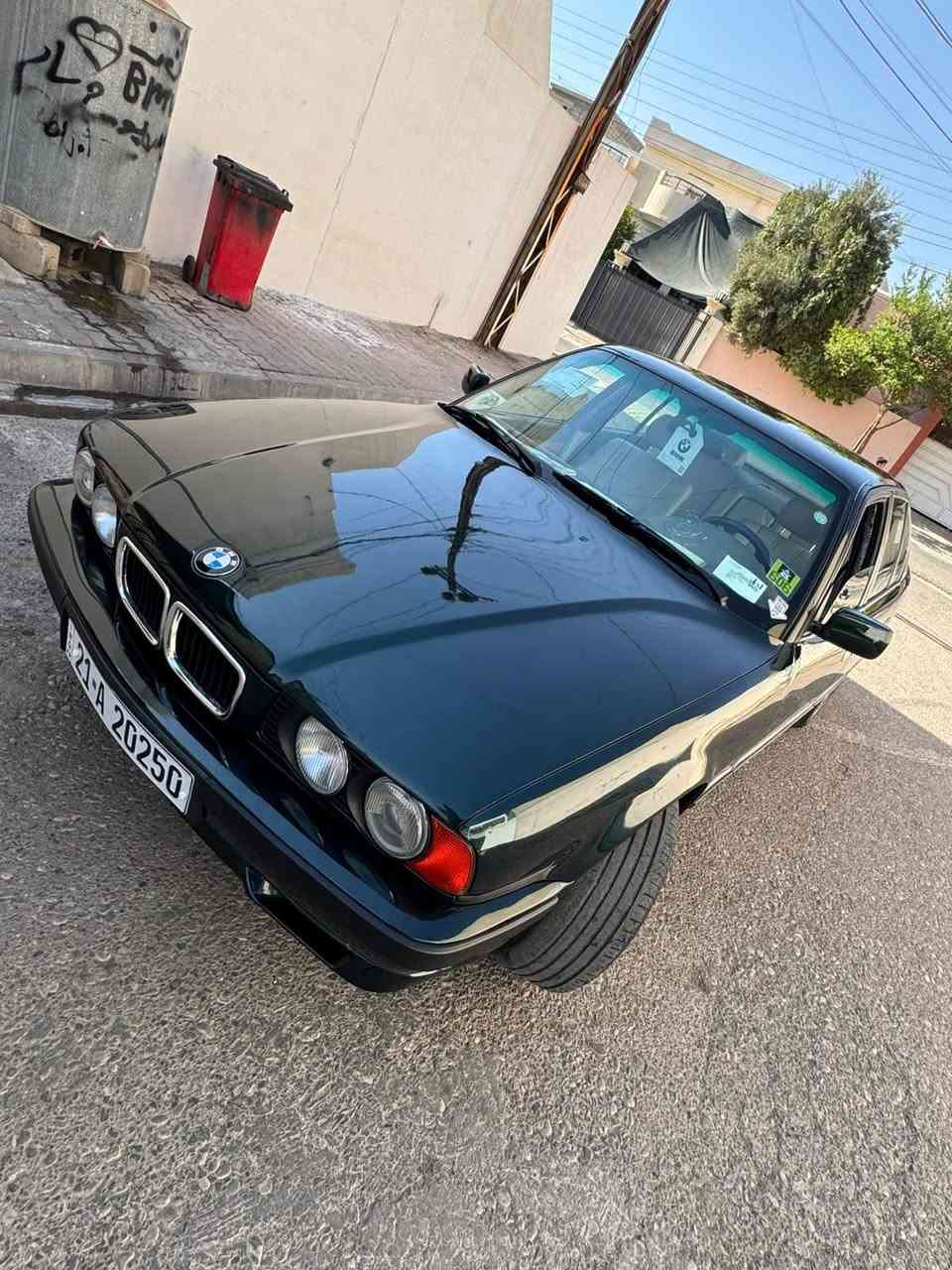 سلام عليكم للبيع BMW موديل ١٩٩٢
مكينه بلاد ٥٢٥ بلادي اوتوماتيك
رقم سليمانيه سنويه جديد دفتر بانزين بيها
صبغ عام جماليه بدون ظربه لون زيتوني 
بدون نقص سياره جديد
مكان كركوك بدون مراوسه فقط بيع 
***********
سعر ٧٥ بيها مجال بسيط
