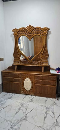 ميز تواليت • للبيع