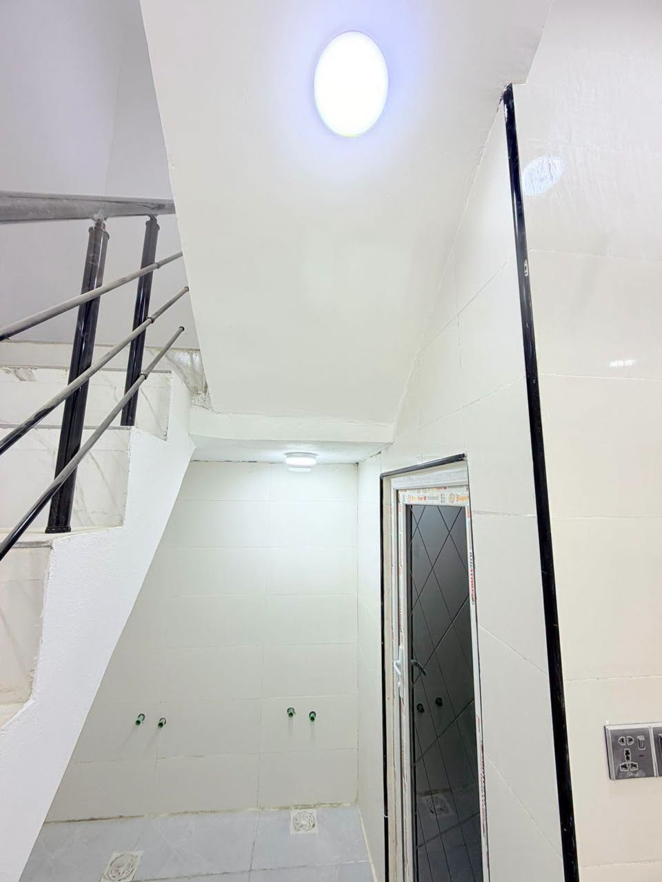 المساحه 70متر  
💰 السعر: 32 مليون (قابل للتفاوض)
🏗️ البناء: طابوق  جمهوري
🏠 الأساس والسقف: صب كونكريت مركزي 

مواصفات البيت:
✅ غرفة نوم 1 🛏️
✅ أستقبال 
✅ صالة 🛋️
✅ مطبخ 🍽️
✅ صحيات 🚿

الخدمات المتوفرة:
🔹 ماء 💧
🔹 كهرباء ⚡
🔹 شوارع مبلطة 14 متر  🚗
🔹 مدارس قريبة 🏫
🔹أنترنيت ضوئي 
🔹 خط مولده 
📍 الموقع: النجف – حي ميسان، شارع الزوار 
قرب شارع 60 
📜 طابو زراعي (إقرار محكمة)

📞 للتواصل: ***********
