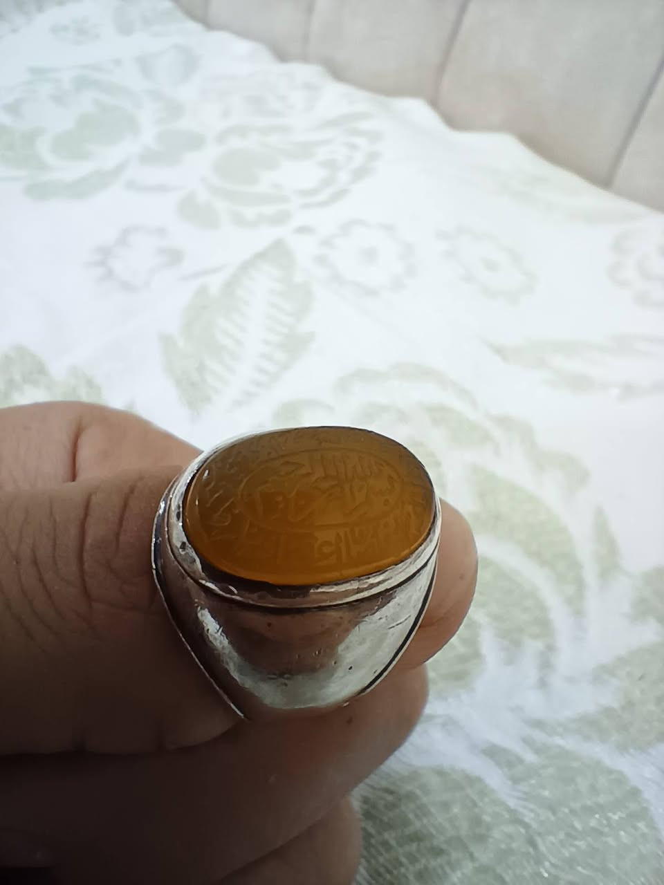 السلام عليكم
عقيق يماني أصلي قديم أصفر للبيع مخطوط آية قرآنية. مخطوط آية قرآنية بسم الله الرحمن الرحيم ( إِن يَكَادُ الَّذِينَ كَفَرُوا لَيُزْلِقُونَكَ بِأَبْصَارِهِمْ لَمَّا سَمِعُوا الذِّكْرَ وَيَقُولُونَ إِنَّهُ لَمَجْنُونٌ * وَمَا هُوَ إِلَّا ذِكْرٌ لِّلْعَالَمِينَ﴾ السعر 65 الف مكاني بغداد الحرية 

***********
