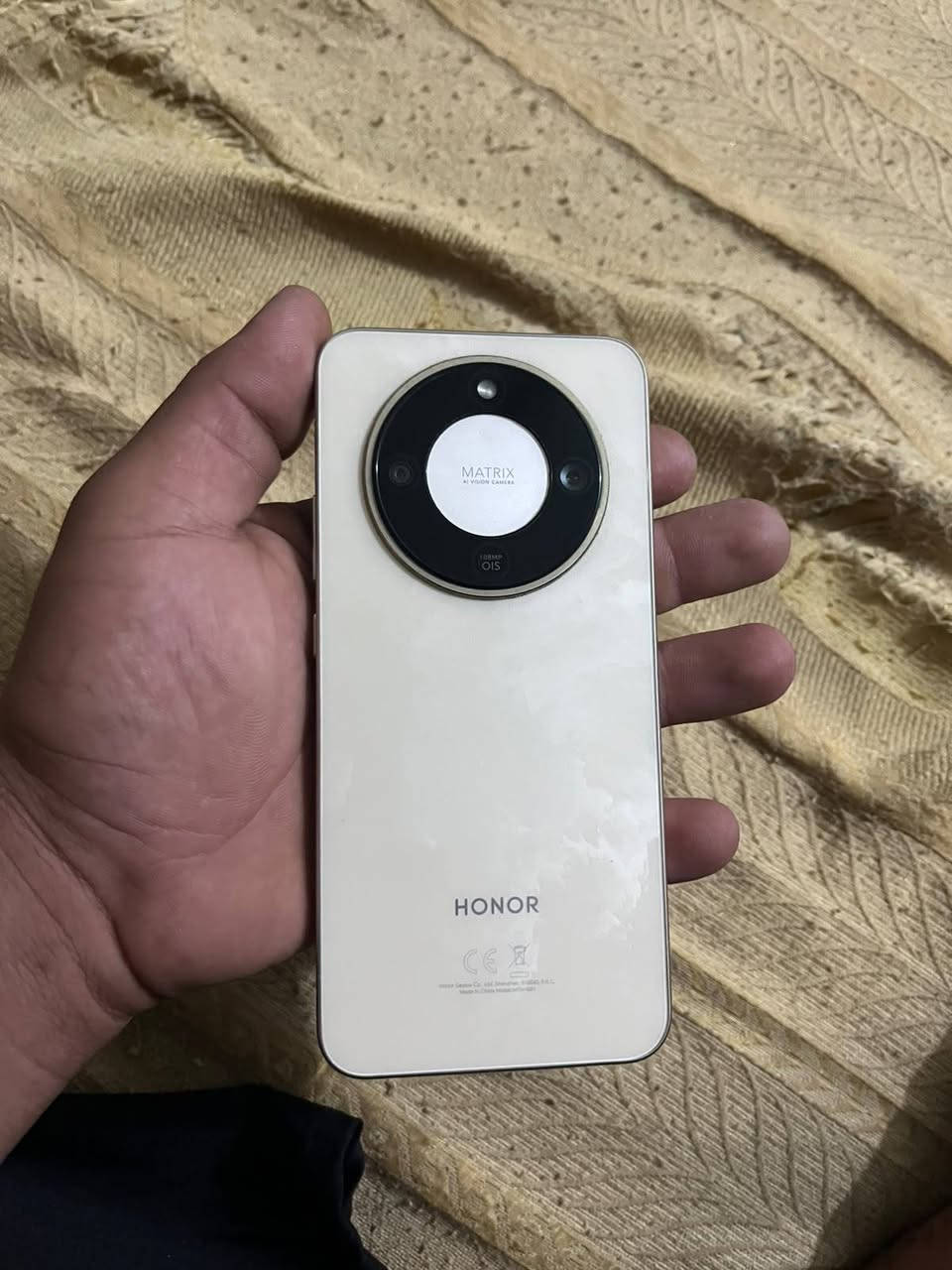 سلام عليكم جهاز نضيف حيل مستعمل شهر
ونص اسم جهاز (هونر x9d)

نضافته 95 
البطاريه 8400
ذاكره 256
سعر جهاز 450بيه مجال بسيط 
عنواني بغداد شعله 
رقم الهاتف ***********
