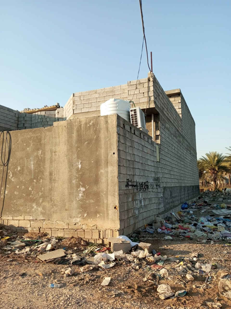 دار للبيع خلف الصناعة الثالثة منطقة العثمانية طابقين بناء حديث المساحة 225متر طابو زر اعي الرقم ***********
