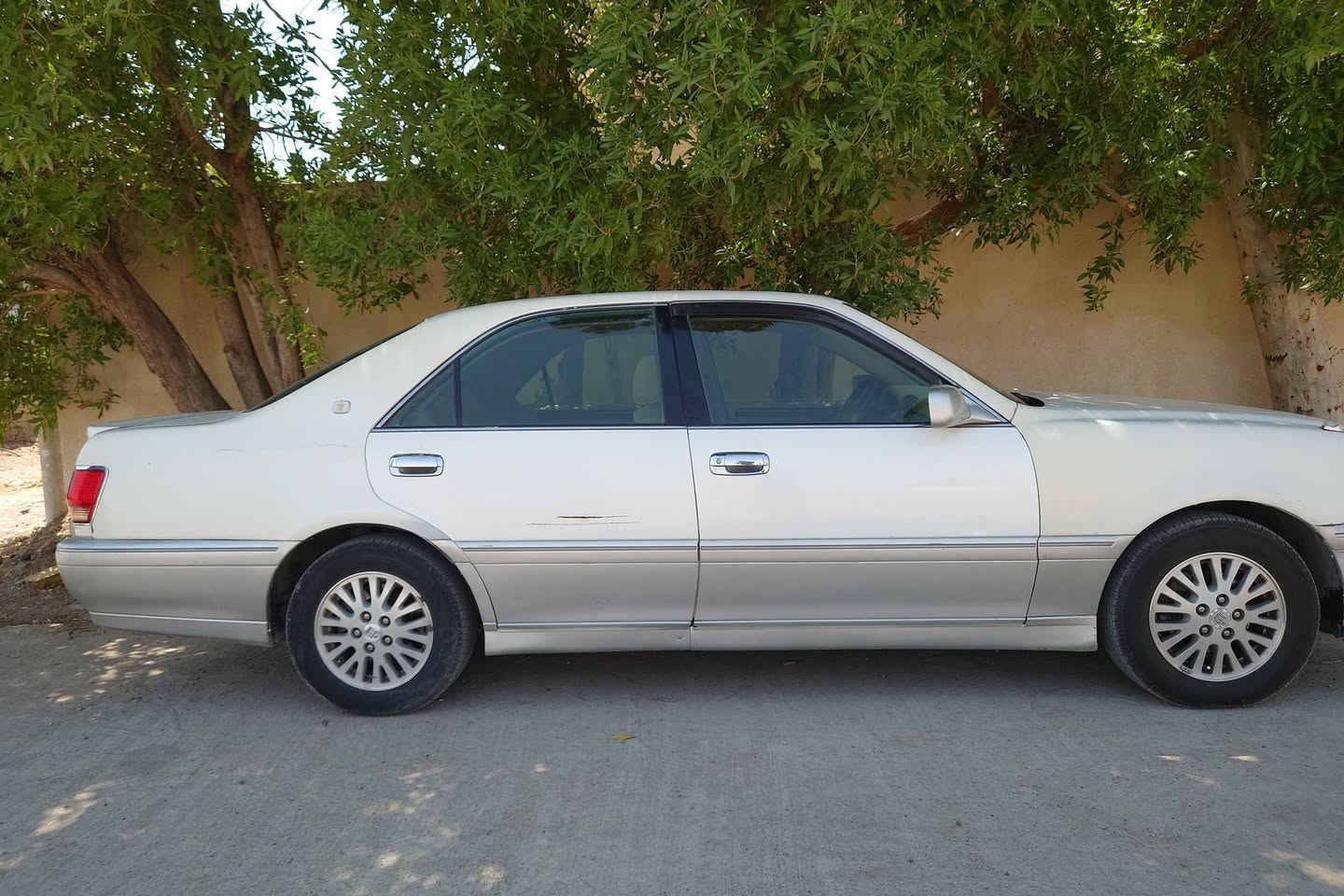 تويوتا كراون (ملكة جنون) موديل 2002 للبيع
سيارة جاهزة من كلشي وبدون أي مصاريف، دق سلف وتوكل على الله.
​📌 المواصفات والحديث:
​الفئة: فول مواصفات (4 دكم + فتحة قمارة).
​المحرك والكير: محرك D4 الكبير، كير ومكينة بشرط الجاهزية.
​الحدادية والتبريد: حدادية كاملة ومجددة، والتبريد ثلج.
​البودي: مكصوصة قمارة فقط.
​الأوراق والتسجيل: أصولية، رقم كركوك (ترقيم قديم)، فقط گمرك غير مدفوع.
​💰 السعر: 55 ورقة 
📍 المكان: الناصرية
📞 للتواصل والاستفسار: ***********

🚩🚩 للجادين اتصال فقط مكلف بل نشر
