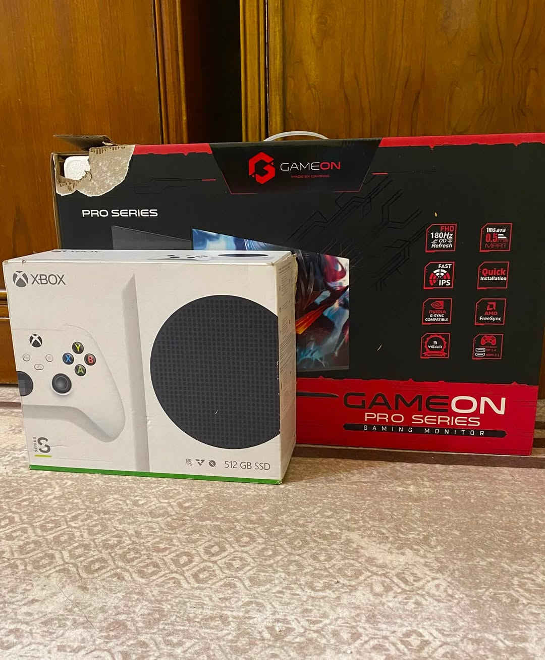 اكس بوكس سيريس اس 512 غيغا نظافة 85% موديل 22 كامل ملحقات مع شاشة من game on بتردد 180hz ودقة fhd بحجم 27” نظيفة .. الاكس بوكس مابي اي خلل بس مجرد طخة بسيطة بالبدي مثل ما موضحة بالصورة وما تاثر نهائيا على الاداء والجوستك بيها خلل بمنفذ التايب سي ومابيها اي درفت ولا اي شي ثاني مع جوستك أضافي هدية 
السعر كامل 520 الف دينار او مراوس مع pc او لابتوب اقتصادي، للتواصل خاص او واتساب 
*********** اذا تحب تجيني تفحصة مكاني ديوانية واذا تحب توصيل موجود
