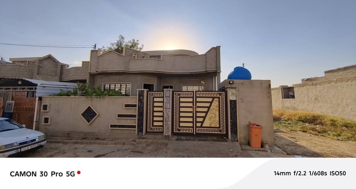 بيت للبيع سنة البنا 2019 والتشطيب 2023 خدمات مي كهرب خط موليده كامل مكمل الرض زراعي مساحت البيت 300متر البنا مال البيت 190متر والباقي ارض ترك فر على بيت وارض وره البيت وكراج جبير يتكون البيت قرفتين وقرفه فوك وبيتونه  وهول جبير وستقبال ومطبخ وصحيات للتواصل ويه صاحب الرقم‏‪***********‬‏ مكان البيت يم حي الفلاح الثاني منطقه اسمها السباحه
