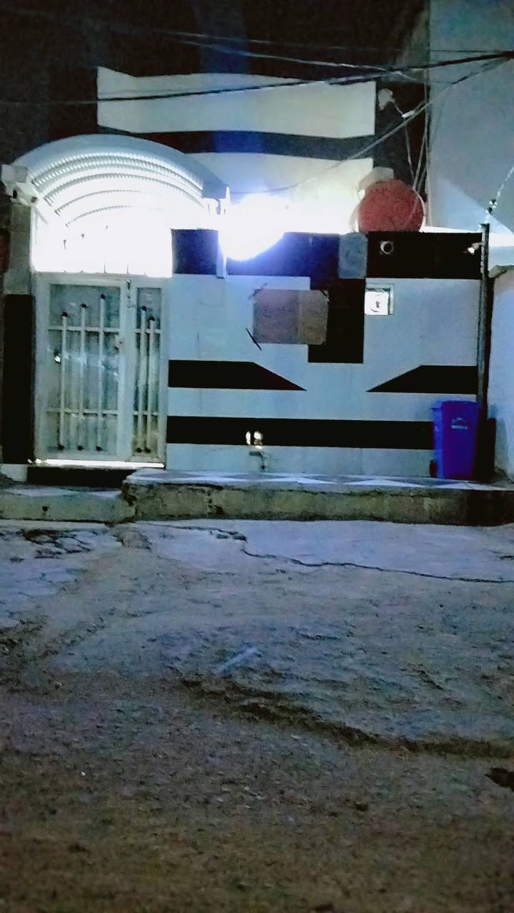 بيت 100 متر مقابل قرية الغدير عمود 262 صب كونكريت غرفة وصالة ومطبخ وتخاريج داخل وخارج واستقبال ومطبخ حار سعرة 40 سند 25 الرقم ***********
