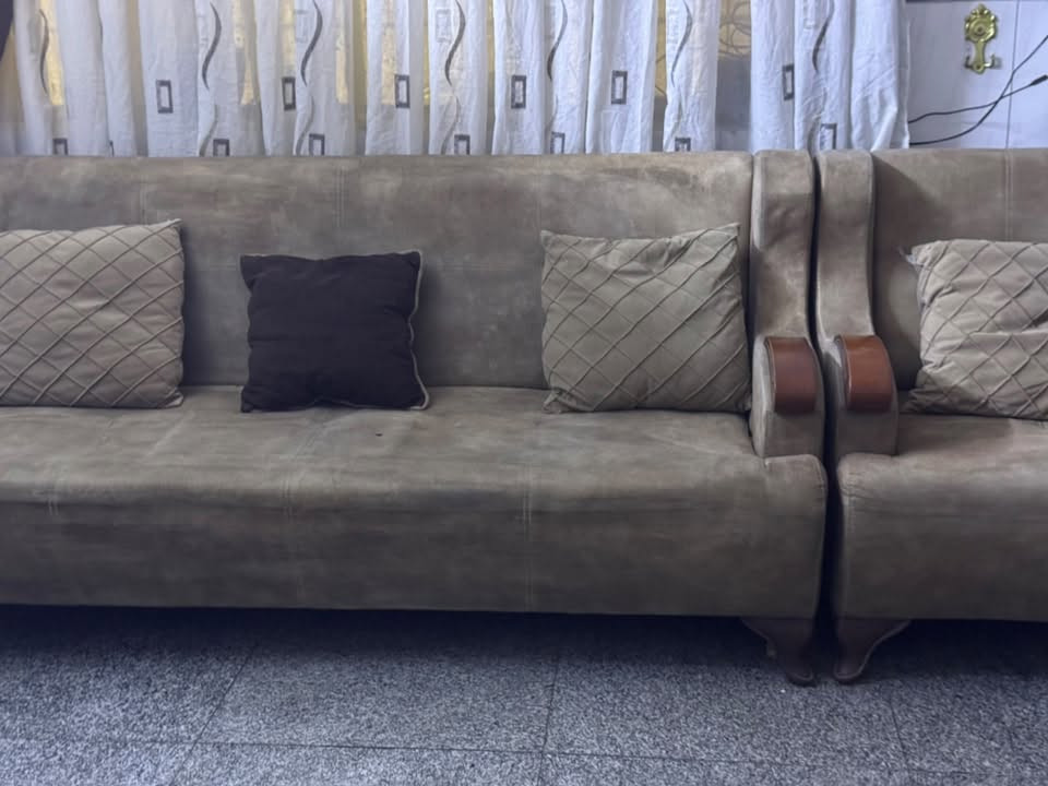 السلام عليكم تخم قنفات سبع مقاعد مع فاترينه وطبلات ثنين بسعر واحد جدا مناسب العنوان الرصافة ***********التخم يحتاج فقط غسلة الخشب مالته ثقيل وزين
