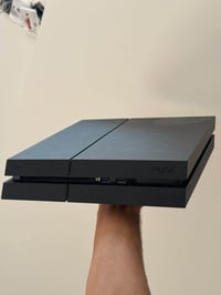 بلايستيشن 4 (PS4) للبيع 🎮 الملحقات:، 2 يد تحكم (وحدة بكرتونتها)، كيبل ...