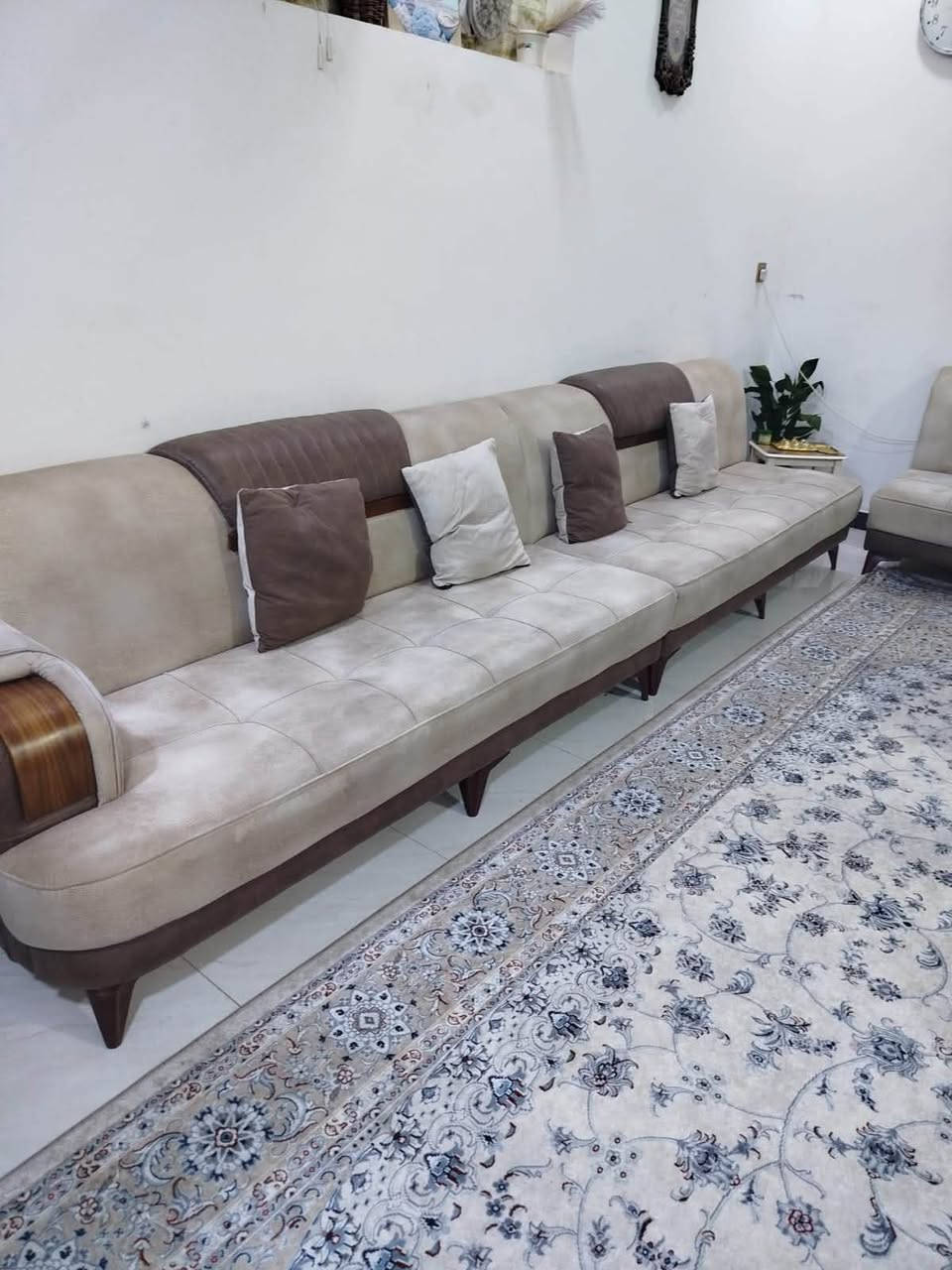 سلام وعليكم 

ديوان كامل 3 قطع 11 مقعد تركيه نوعيه زينه مو العاديه رجلين خشب نوعيه زينه لون بيجي كامل مكمل 425 وبي مجال صارلي شهرين من أخذته واريد أبيعه 425 وبي مجال تريد توصيل موجود تريد انته تجي تاخذه وتشوفه بعينك بكفيك 

ميز طعام بدون كراسي لبيع سعره 30 كلشي مابي لا مكسور ولاشي تريد توصيل هم اكو 

العنون نجف حي العداله *********** بي وتساب وخط
