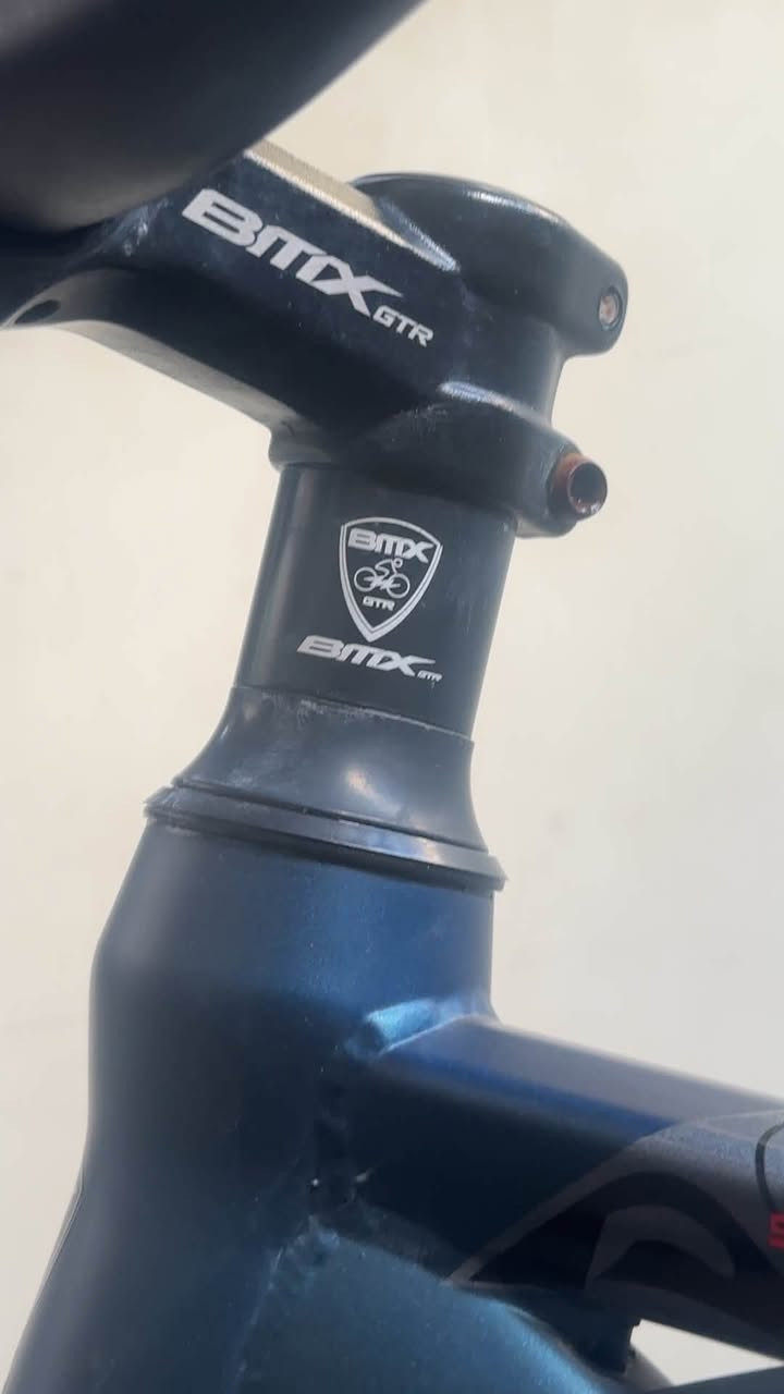 السلام عليكم بيع بايسكل BMX GTR (Sport Edition باسيكل نضيف وعلى ضمانتي مستعمل عدة اشهر لونة مميز لون نفطي ونوع الحديد مالتة المنيوم نضيف عدد السرعات الامامية 7 مسننات والخلفية3 مسننات  نوع المكابح(البريك)  (Mechanical Disc Brakes. الإطارات: إطارات جبلية بنقشة عريضة ومضلعة (Off-road knobby tires) لتوفير ثبات عالي.نوع الصنبرات (Front Suspension)وضيفتها تمتص الصدمات الامامية 

سعر البايسكل 120 بي مجال بسيط للشراء.     بايسكل بي ام اكس 
رجاءآ رجاءآ فقط الشراي يدخل خاص 

الباسيكل بي مشكلة بسيطة الحاب يعرف نوع المشكلة ييجيني واتساب 
***********

اصحاب الخبرة لا تفوتون هاذ البايسكل لان ماركة عالمية وبايسكل جبلي يتحمل الطسات مال بغداد
